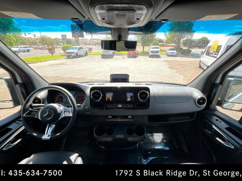 Used 2025 Mercedes-Benz Sprinter 2500 image 9
