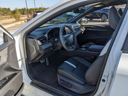 Used 2025 Toyota Camry SE image 33