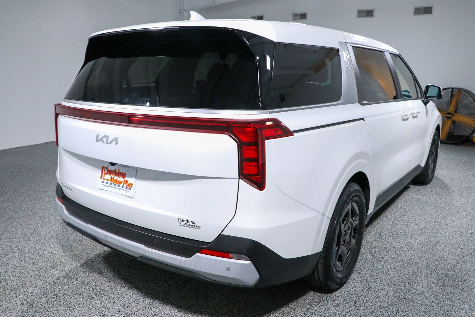 Used 2025 Kia Carnival FWD image 7