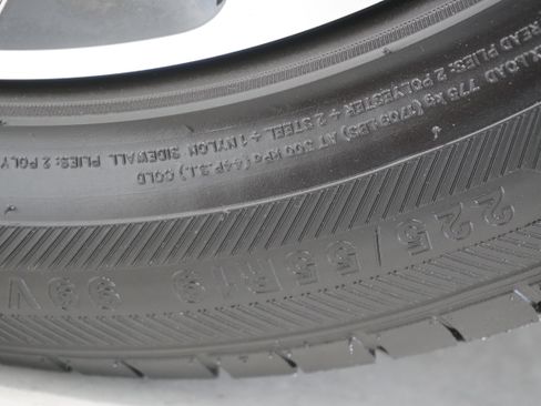 Used 2021 Ford Escape SE w/ SE Sport Appearance Package image 24