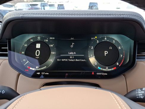 New 2025 Land Rover Range Rover Long Wheelbase SE image 6