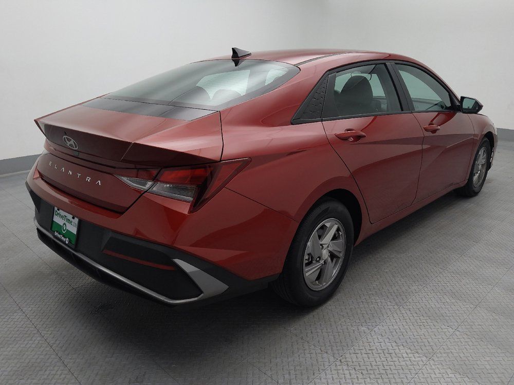 Used 2025 Hyundai Elantra SE FWD image 9