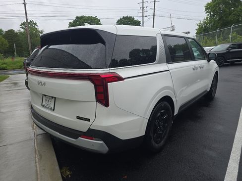 Used 2025 Kia Carnival FWD image 4