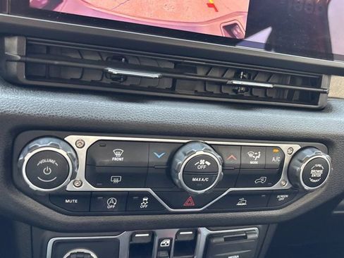 Used 2025 Jeep Gladiator Sport image 29