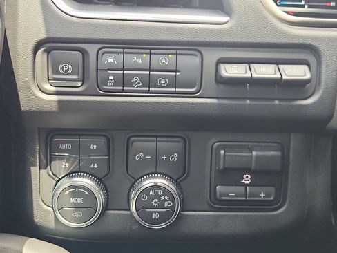 Used 2023 GMC Yukon AT4 w/ AT4 Premium Plus Package AWD/4WD image 18