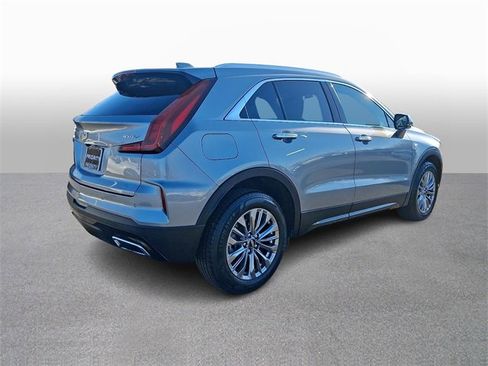 Used 2024 Cadillac XT4 Premium Luxury image 4