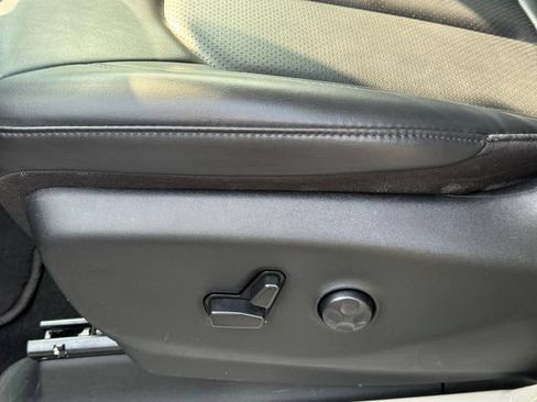 Used 2023 Chrysler Pacifica Touring-L FWD image 13