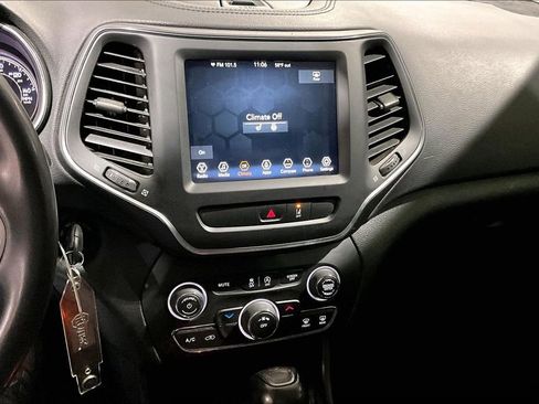 Used 2022 Jeep Cherokee Latitude AWD/4WD image 31
