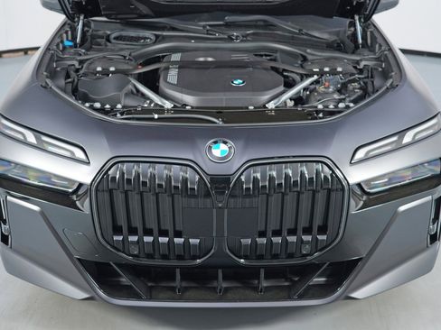 Used 2025 BMW 740i w/ Premium Package image 8