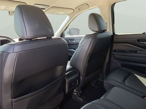 Used 2024 Nissan Pathfinder SL w/ Black Appearance Package FWD image 9