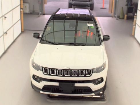 Used 2025 Jeep Compass Limited AWD/4WD image 2