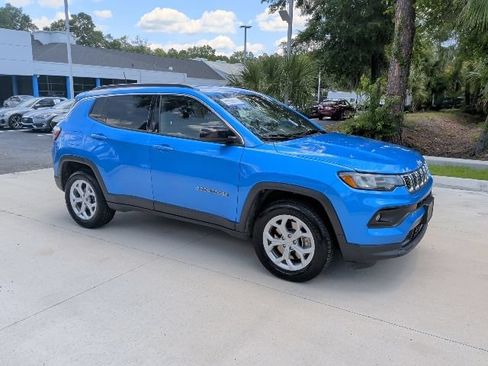 Used 2024 Jeep Compass Latitude AWD/4WD image 3