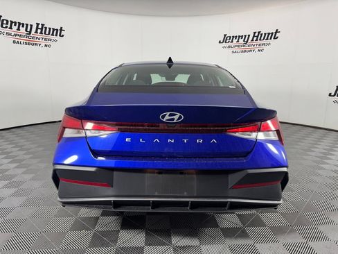 Used 2025 Hyundai Elantra SE FWD image 8