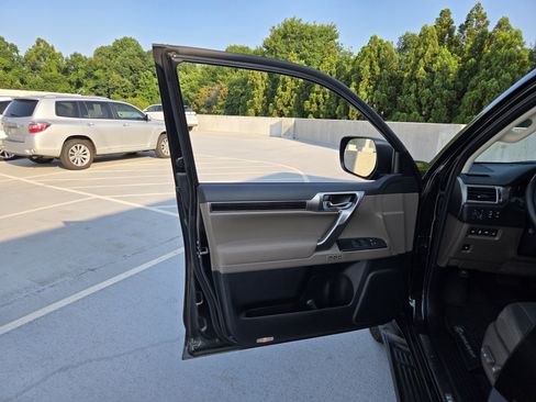 Used 2022 Lexus GX 460 Luxury w/ Accessory Package AWD/4WD image 11