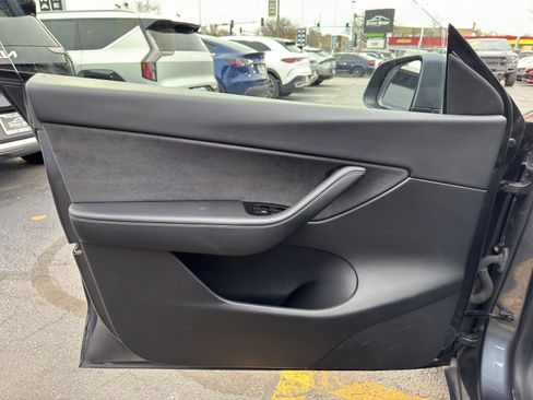 Used 2020 Tesla Model Y Long Range image 19