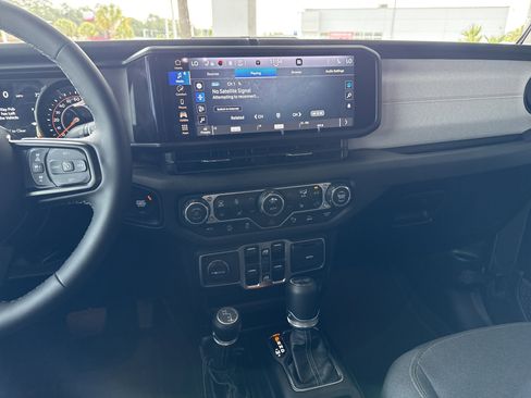 Used 2025 Jeep Wrangler Sport S image 27