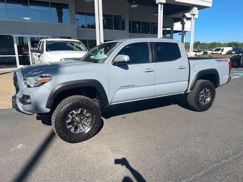 Used 2019 Toyota Tacoma TRD Off-Road AWD/4WD image 2