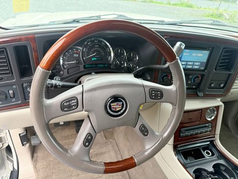 Used 2005 Cadillac Escalade ESV AWD image 17