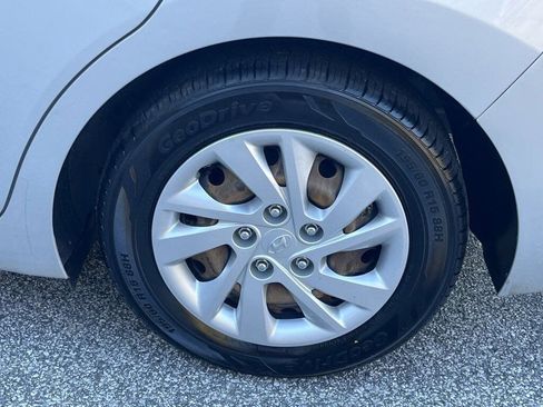 Used 2019 Hyundai Elantra SE image 30