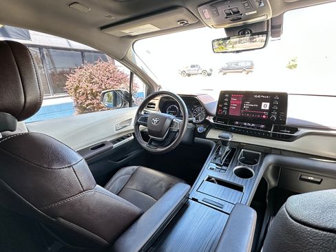 Used 2021 Toyota Sienna Platinum FWD image 33
