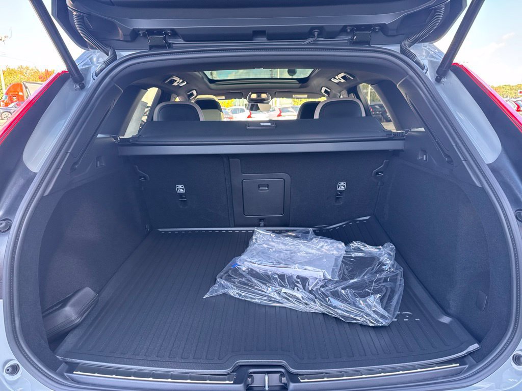 Used 2027 Volvo XC60 B5 Plus AWD/4WD image 42