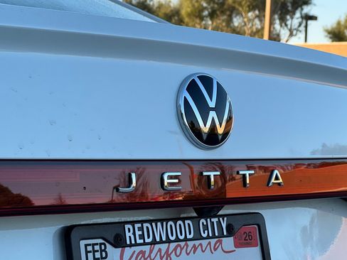 Certified 2025 Volkswagen Jetta SE w/ Sunroof Package image 26