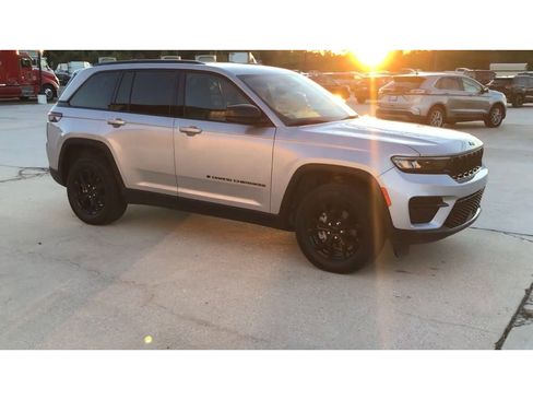 Used 2024 Jeep Grand Cherokee Altitude image 2