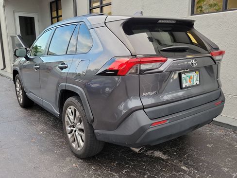 Used 2019 Toyota RAV4 XLE Premium FWD image 6
