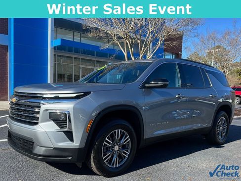 Used 2025 Chevrolet Traverse LT image 1