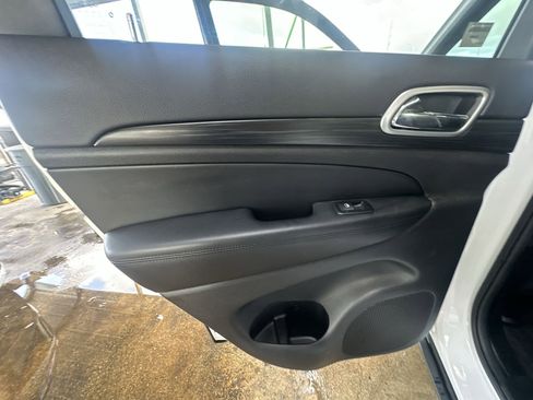 Used 2019 Jeep Grand Cherokee Laredo image 31