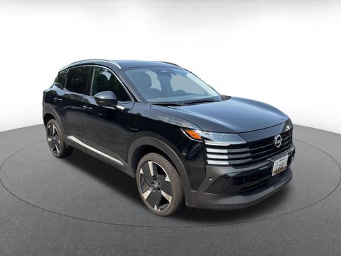 Used 2026 Nissan Kicks SV w/ Cold Weather Package FWD image 2