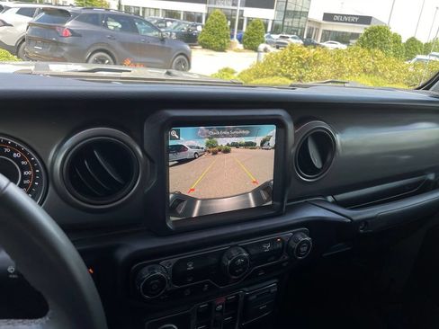 Used 2023 Jeep Gladiator Sport AWD/4WD image 17