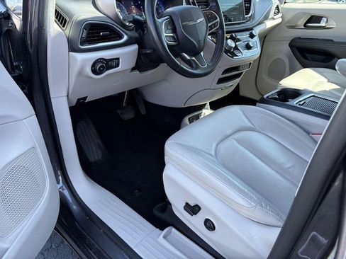 Used 2021 Chrysler Pacifica Touring-L AWD/4WD image 15