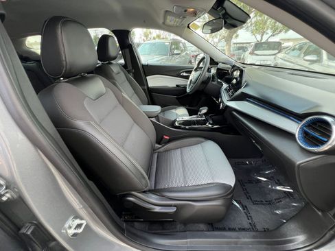 Used 2025 Chevrolet Trax LT FWD image 41