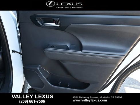 Used 2021 Toyota Highlander XLE AWD/4WD image 22