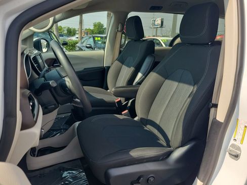Used 2022 Chrysler Voyager LX FWD image 14