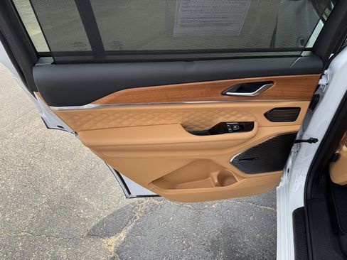 Used 2023 Jeep Grand Cherokee L Summit image 32