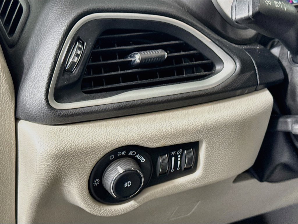 Used 2024 Chrysler Pacifica Touring-L FWD image 10
