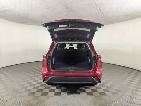 Used 2021 Toyota Highlander XLE image 9
