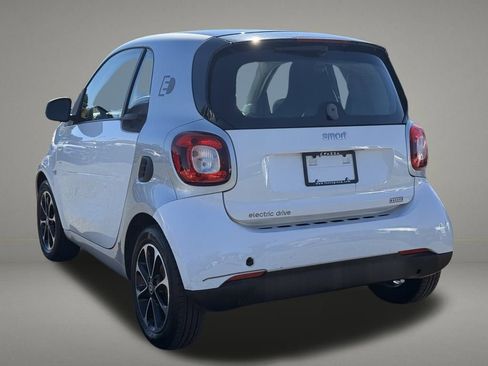 Used 2017 smart fortwo pure image 3