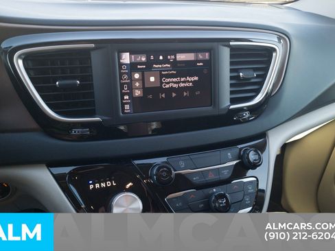 Used 2022 Chrysler Voyager LX image 24