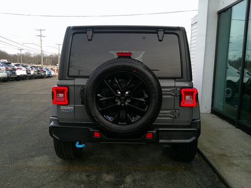 Used 2023 Jeep Wrangler Unlimited Sahara w/ Cold Weather Group AWD/4WD image 6