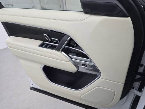 Used 2025 Land Rover Range Rover Long Wheelbase SE image 25