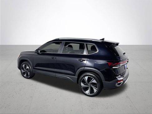 Certified 2025 Volkswagen Taos SE image 8