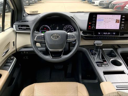 Used 2021 Toyota Sienna Limited image 6
