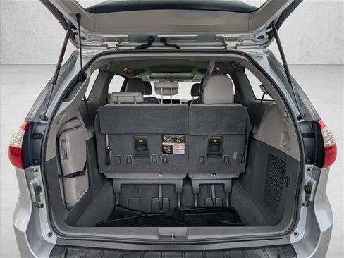 Used 2020 Toyota Sienna XLE Premium image 4