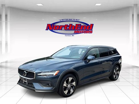 Used 2025 Volvo V60 B5 Cross Country Plus AWD/4WD image 3