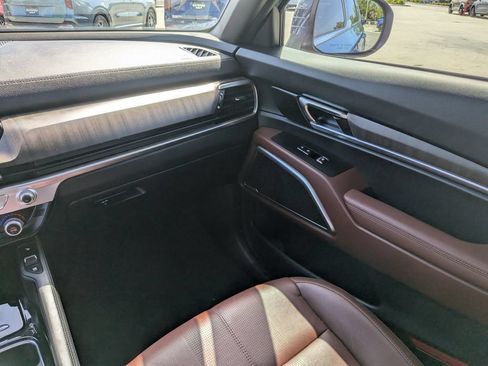 Used 2024 Kia Telluride EX w/ EX Captain's Chair Package AWD/4WD image 17