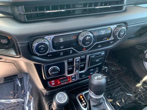 Used 2025 Jeep Wrangler Unlimited Rubicon AWD/4WD image 23