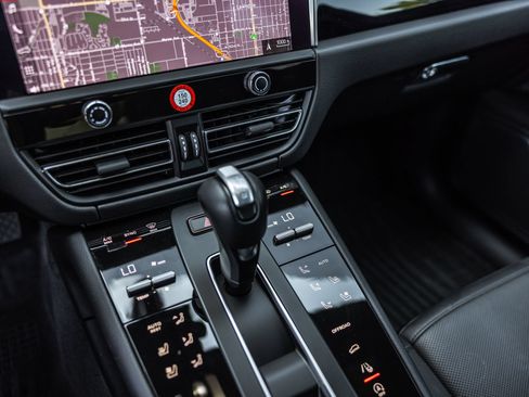 Certified 2026 Porsche Macan AWD/4WD image 20